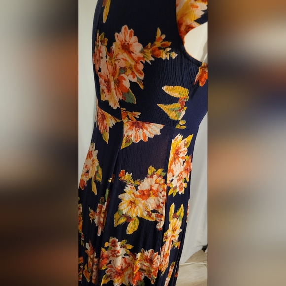 Dress - Picture 3 of 11